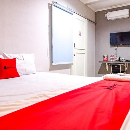 Hotel Reddoorz @ Citraland Surabaya Exterior foto