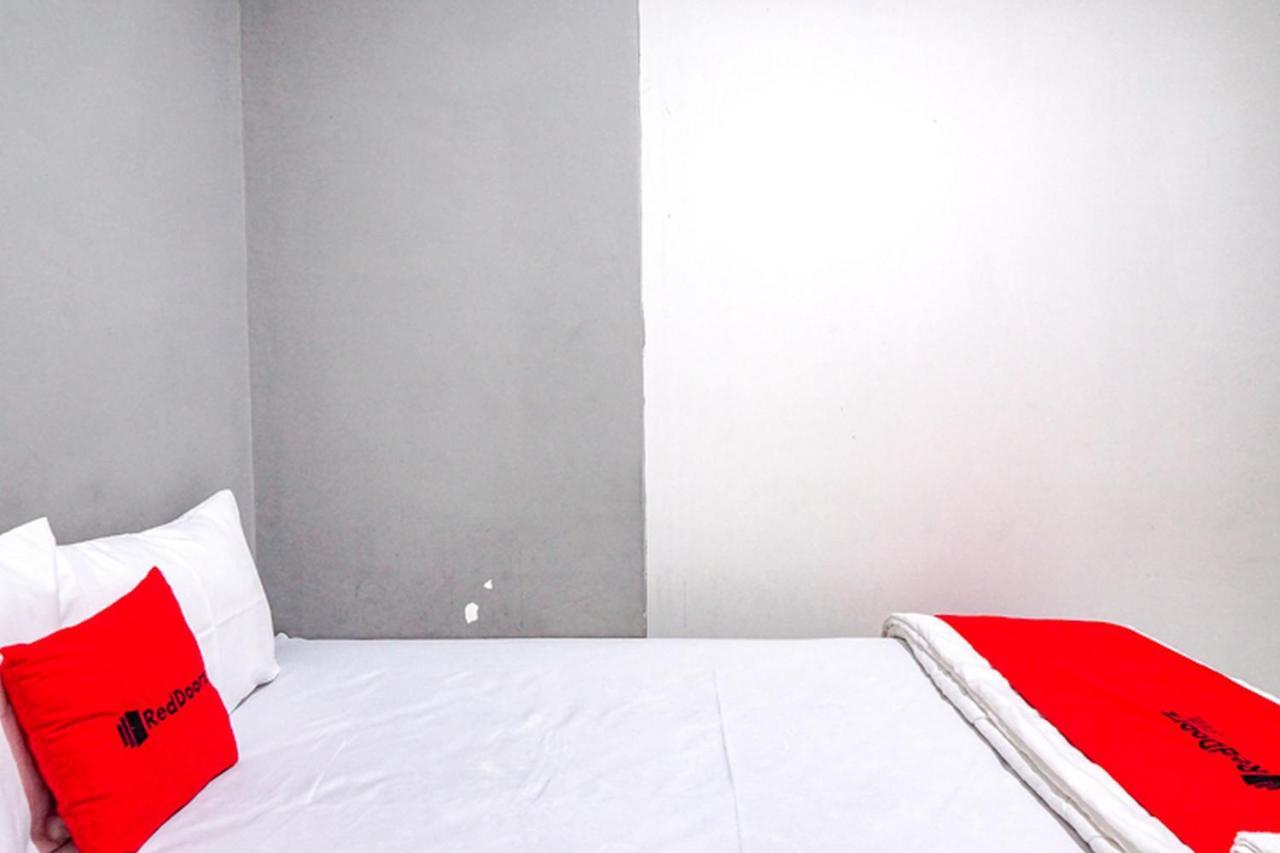 Hotel Reddoorz @ Citraland Surabaya Exterior foto